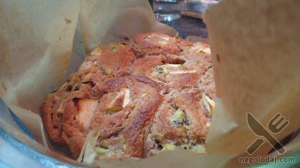 Готовые булочки с киви и яблоком