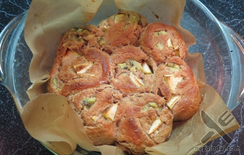 Готовые булочки с яблоком и киви
