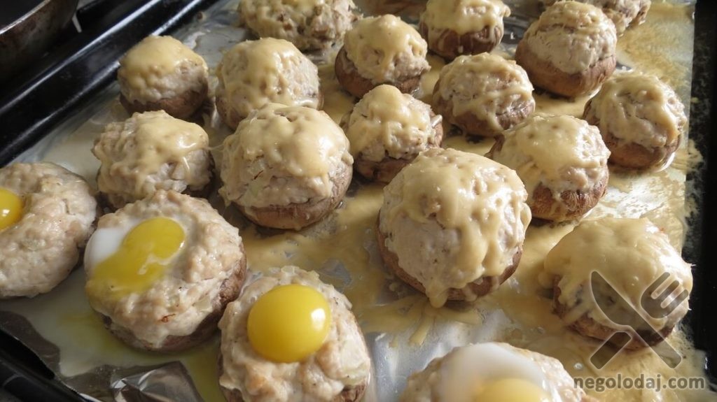 Готовые грибы с фаршем и перепелиными яйцами