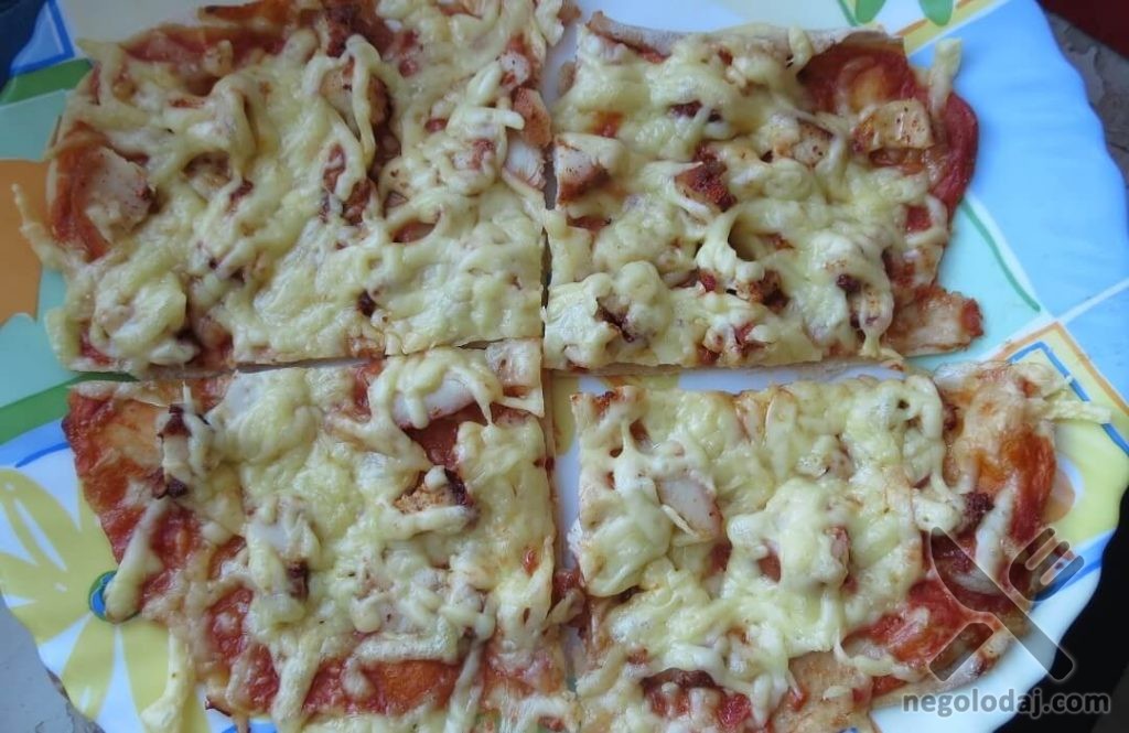 Пицца куриным балыком и сыром