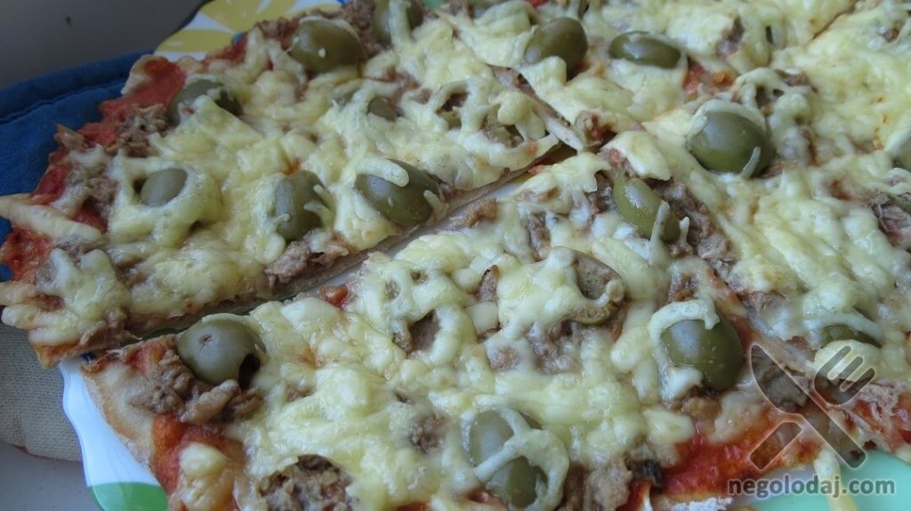 Пицца с тунцом, оливками и сыром