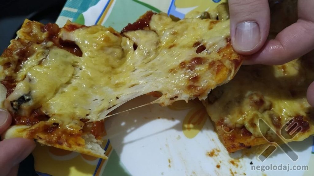 Пицца в тянучим сыром