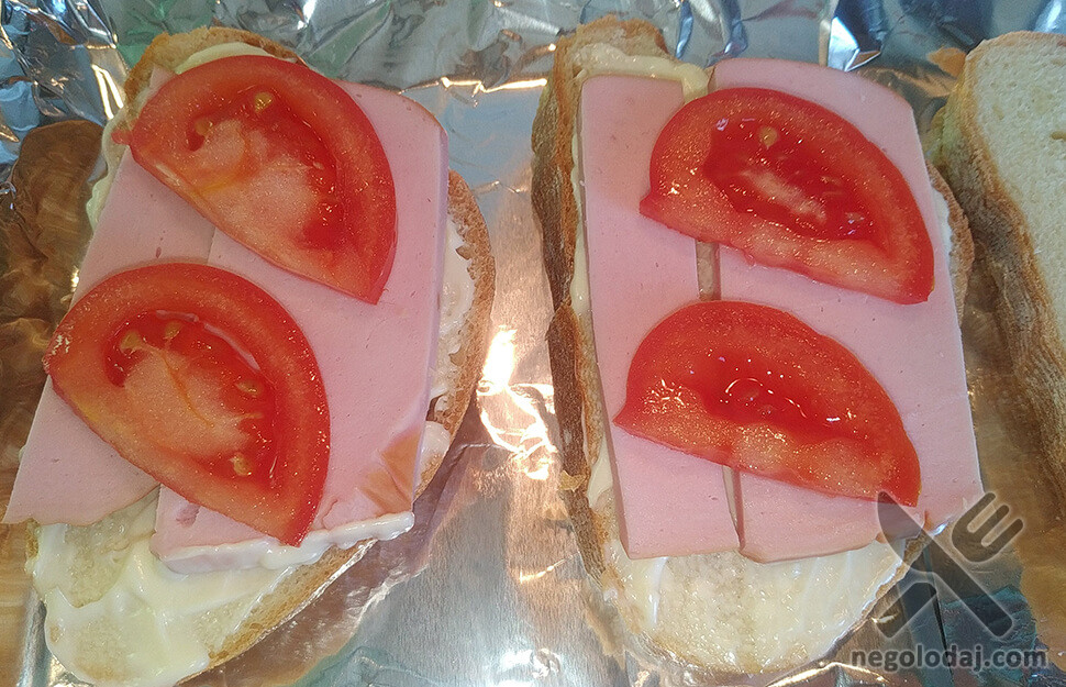 Горячий бутерброд с варенкой и помидором рецепт