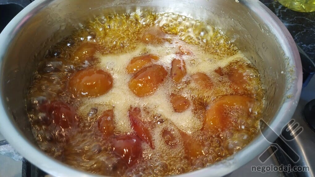 Процесс приготовления абрикосового джема