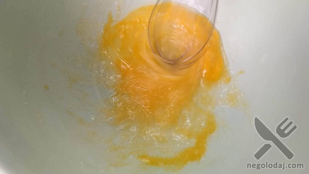 Процесс смешивания яйца с сахаром