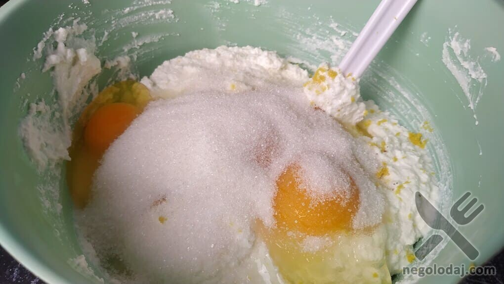 Вмешиваем яйца и сахар