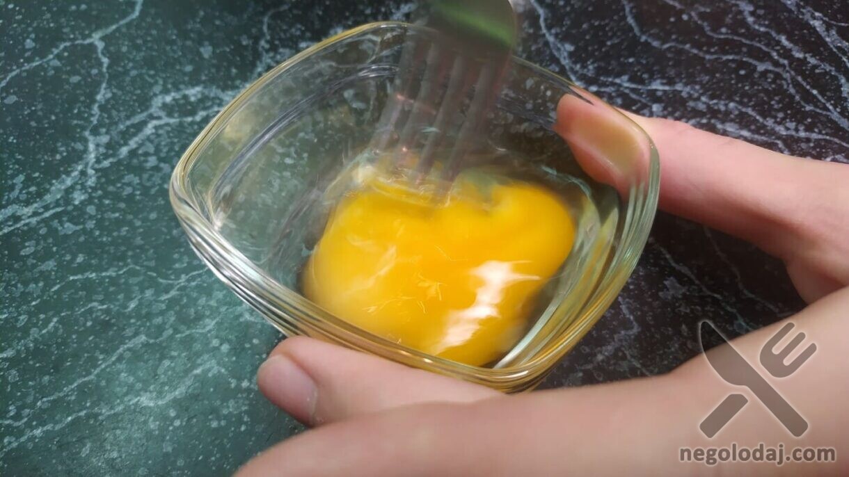 Взбиваем яйцо