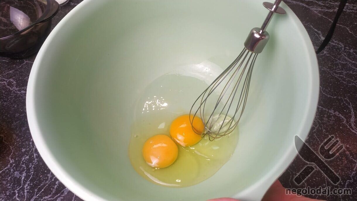 Выкладываем яйца в тару