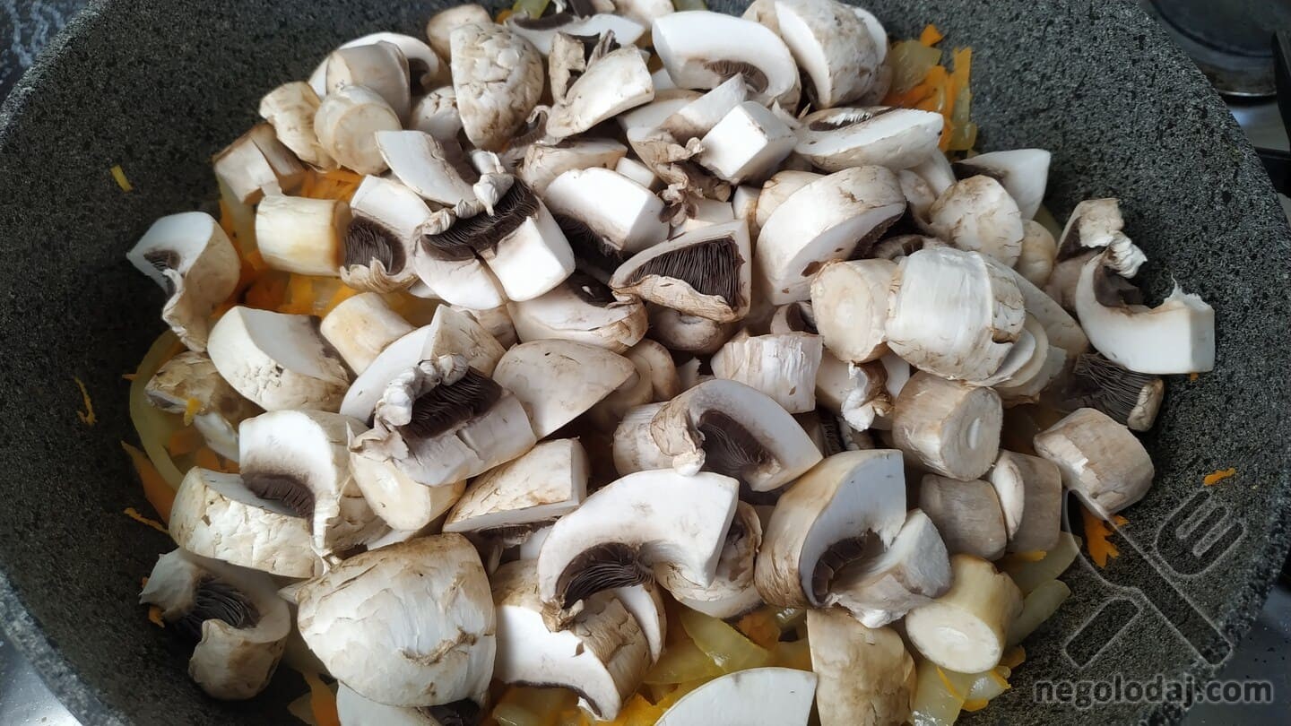 Добавляем в сковороду грибы