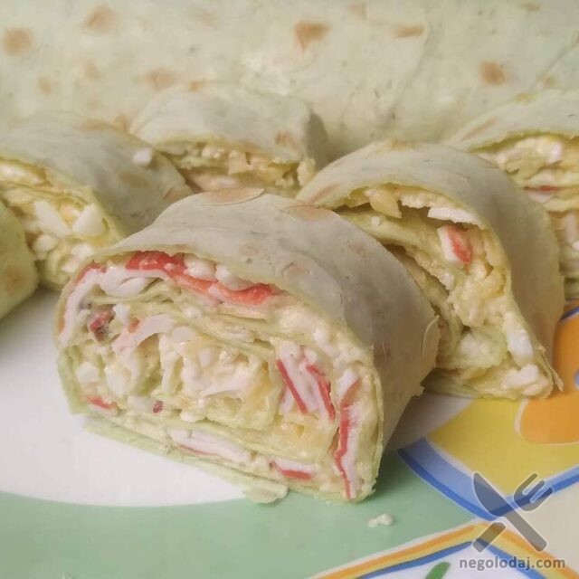 Вкусный рулет с крабовыми